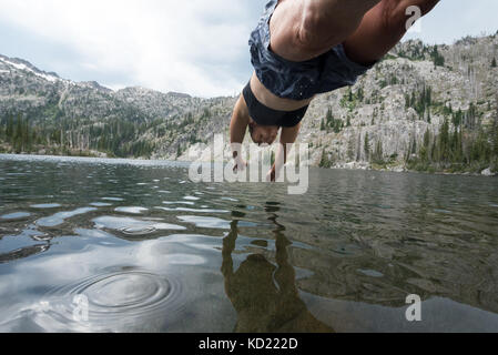 Femme de plonger dans un lac dans les montagnes de l'oregon wallowa. Banque D'Images