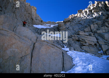 Grimpeur descend la partie supérieure de la route de l'alpiniste sur le Mont Whitney à sequoia Kings Canyon N.P. et le point le plus élevé dans les 48 us Banque D'Images