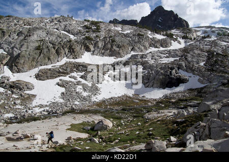 Un randonneur se déplace le long des pays alpins sur le John Muir trail dans le parc national Kings Canyon californie Banque D'Images