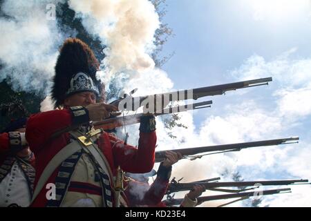 Philadelphia, PA, USA - 7 octobre 2017 : la guerre révolutionnaire de reconstitution historique prendre part à la 240e anniversaire de la reconstitution de la bataille de Germantown. Banque D'Images