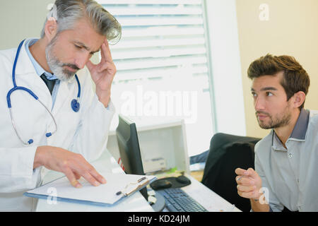 Les jeunes ont souligné patient de sexe masculin avec un médecin-conseil Banque D'Images