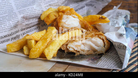 Un poisson-frites emballés dans du papier journal, la manière traditionnelle Banque D'Images