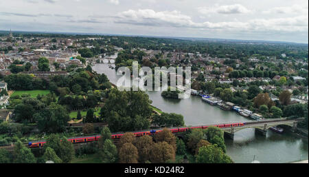 Vue aérienne sur les villages de l'époque victorienne résidentielle par la Tamise à l'ouest de Londres Banque D'Images