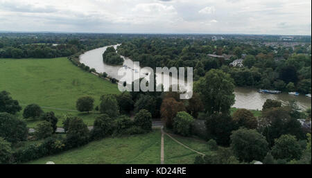 Vue aérienne d'un virage sur la Tamise à Richmond, à l'ouest de Londres Banque D'Images