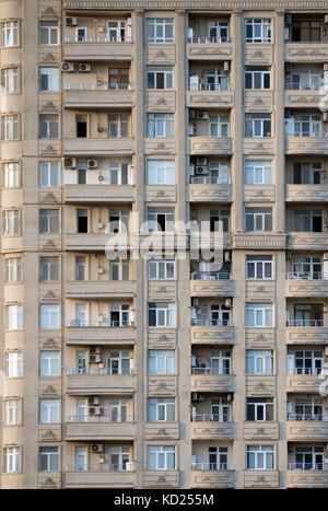 Fenêtres et balcons motif dans un bâtiment au centre-ville de Bakou Banque D'Images