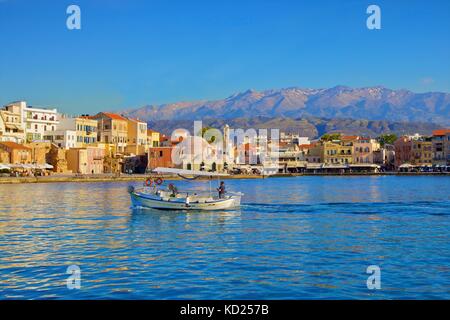 Bateau de pêche dans le port vénitien, Chania, Crète, îles grecques, Grèce, Europe Banque D'Images