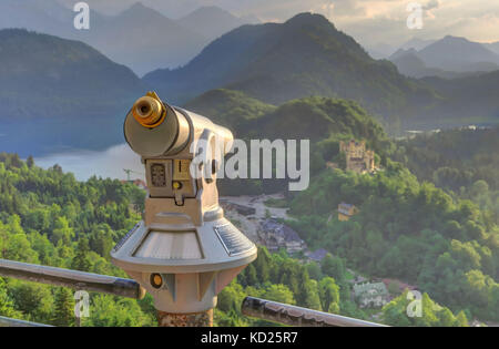 Photo aérienne du château et du village de Hohenschwangau, du lac Alpsee et du lac Schwansee, près de Füssen, dans le sud-ouest de la Bavière, en Allemagne Banque D'Images