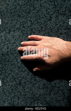 CLose up de la main d'un homme sur le sol Banque D'Images