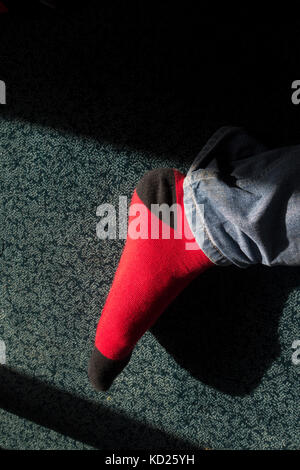 Close up of a man's foot portant red socks Banque D'Images