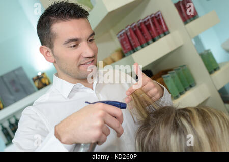 Coiffure homme rend la coupe pour fille blonde coiffure homme Banque D'Images