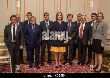 Le ministre de l'intérieur Amber Rudd préside le Modern Slavery Business Forum, tandis que des chefs d'entreprise influents se joignent à eux pour prendre la tête de l'action de l'industrie visant à chasser l'esclavage des chaînes d'approvisionnement, à Lancaster House à Londres. De gauche à droite : Marco Gobbetti, PDG d'Anglo American Mark Cutifani, George Weston, PDG d'ABF, Sir Martin Sorrell, PDG de Barclays Jes Staley, Amber Rudd, directeur non exécutif du siège social John Studzinski, JEREMY Darroch, PDG de SKY, Stuart Gulliver, Gavin Patterson, PDG de BT et Sarah Newton MP, Sous-secrétaire parlementaire d'État à la criminalité, à la sauvegarde et à la vulnérabilité Banque D'Images