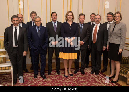 Le ministre de l'intérieur Amber Rudd préside le Modern Slavery Business Forum, tandis que des chefs d'entreprise influents se joignent à eux pour prendre la tête de l'action de l'industrie visant à chasser l'esclavage des chaînes d'approvisionnement, à Lancaster House à Londres. De gauche à droite : Marco Gobbetti, PDG d'Anglo American Mark Cutifani, George Weston, PDG d'ABF, Sir Martin Sorrell, PDG de Barclays Jes Staley, Amber Rudd, directeur non exécutif du siège social John Studzinski, JEREMY Darroch, PDG de SKY, Stuart Gulliver, Gavin Patterson, PDG de BT et Sarah Newton MP, Sous-secrétaire parlementaire d'État à la criminalité, à la sauvegarde et à la vulnérabilité Banque D'Images