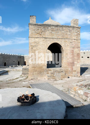 Le baku ateshgah, souvent appelé le "temple du feu de Bakou", est un temple religieux de style château de Surakhani, une banlieue de la capitale de l'Azerbaïdjan. Banque D'Images