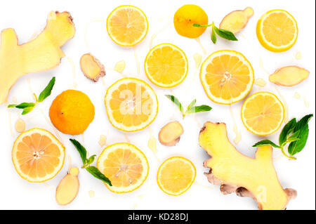 Ingrédients pour un verre d'hiver vitamine - Couper le gingembre avec des tranches de citron et menthe, mielleuse Banque D'Images