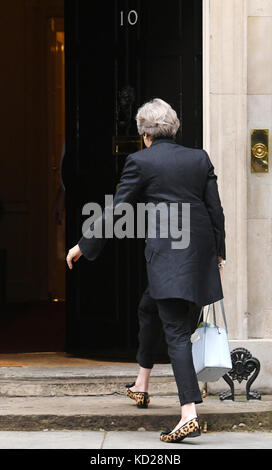 La première ministre Theresa May arrive au 10 Downing Street, avant une réunion du Conseil consultatif des entreprises. Banque D'Images