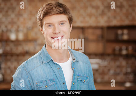 Portrait d'un homme aux cheveux rouges en denim shirt Banque D'Images