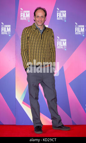 La directrice Luca Guadagnino assiste à une séance photo avant la conférence de presse pour appeler moi par mon nom, dans le cadre du BFI London film Festival, au Théâtre de projection, Mayfair Hotel, Londres. Banque D'Images