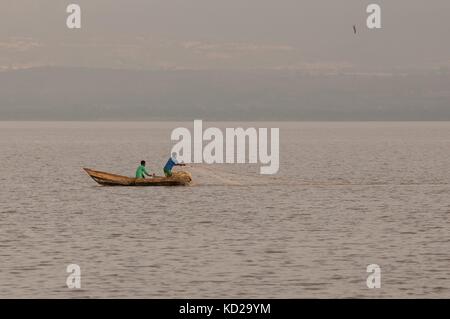 Les pêcheurs dans le lac Langano Banque D'Images