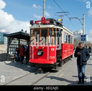 Un tramway électrique sur le tunel à Taksim, Istanbul, Turquie services Banque D'Images