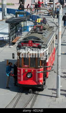 Un tramway électrique sur le tunel à Taksim, Istanbul, Turquie services Banque D'Images