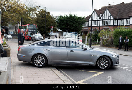 Une voiture transportant la première ministre Theresa May lors d'une visite à l'école Dunraven à Streatham, dans le sud de Londres. Banque D'Images