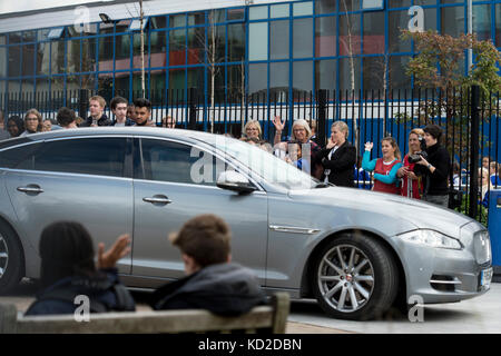 Une voiture transportant la première ministre Theresa May lors d'une visite à l'école Dunraven à Streatham, dans le sud de Londres. Banque D'Images