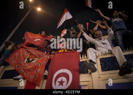 Le Caire, Égypte. 08 octobre 2017. Les Égyptiens arborent les drapeaux tunisiens et égyptiens alors qu'ils se rassemblent sur la place Tahrir pour célébrer la qualification de leur équipe nationale de football pour la Coupe du monde FIFA 2018 pour la première fois en 28 ans après avoir battu la République du Congo 2-0 lors de leur match de qualification pour la Coupe du monde FIFA 2018, au Caire, en Égypte, le 8 octobre 2017. Crédit : Gehad Hamdy/dpa/Alamy Live News Banque D'Images