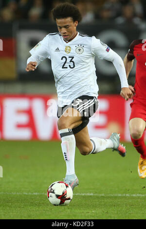 Kaiserslautern, Allemagne. 08 octobre 2017. L'Allemand Leroy Sane en action lors du match de qualification de la Coupe du monde de football du Groupe C entre l'Allemagne et l'Azerbaïdjan au stade Fritz Walter de Kaiserslautern, en Allemagne, le 8 octobre 2017. Crédit : Thomas Frey/dpa/Alamy Live News Banque D'Images