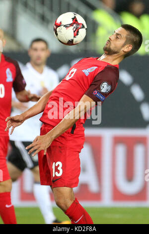 Kaiserslautern, Allemagne. 08 octobre 2017. L'Azerbaïdjan Dmitri Nazarov en action lors du match de qualification de la Coupe du monde de football du Groupe C entre l'Allemagne et l'Azerbaïdjan au stade Fritz Walter de Kaiserslautern, Allemagne, le 8 octobre 2017. Crédit : Thomas Frey/dpa/Alamy Live News Banque D'Images