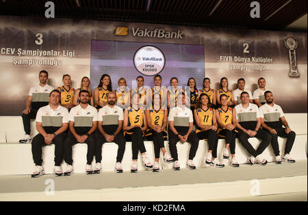 (171009) -- ISTANBUL, 9 octobre 2017(Xinhua) -- les joueuses et entraîneurs de l'équipe turque féminine de volleyball Vakifbank posent pour une photo de groupe lors d'une conférence de presse à Istanbul, Turquie, le 9 octobre 2017.(Xinhua/He Canling) Banque D'Images