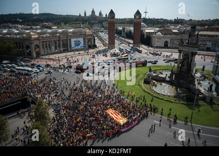 Une démonstration étudiante pro-indépendance arrive sur la Plaza de España (place de l'Espagne). Crédit: Alamy / Carles Desfilis Banque D'Images