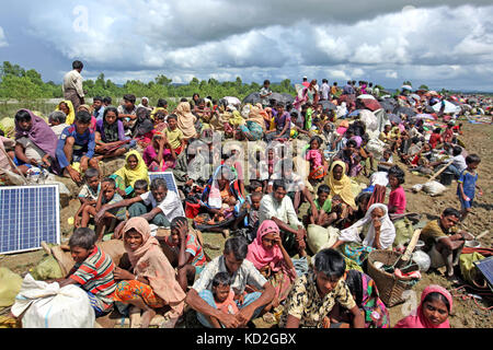 Cox's Bazar (Bangladesh). 9 octobre, 2017. rohingyas en attente à la frontière. Plus de 10 000 réfugiés rohingyas ont pénétré dans palongkhali hors de l'upazila ukhia de Cox's bazar fuyant les persécutions au Myanmar. crédit : sk Hasan Ali/Alamy live news Banque D'Images