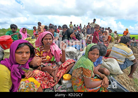 Cox's Bazar (Bangladesh). 9 octobre, 2017. rohingyas en attente à la frontière. Plus de 10 000 réfugiés rohingyas ont pénétré dans palongkhali hors de l'upazila ukhia de Cox's bazar fuyant les persécutions au Myanmar. crédit : sk Hasan Ali/Alamy live news Banque D'Images