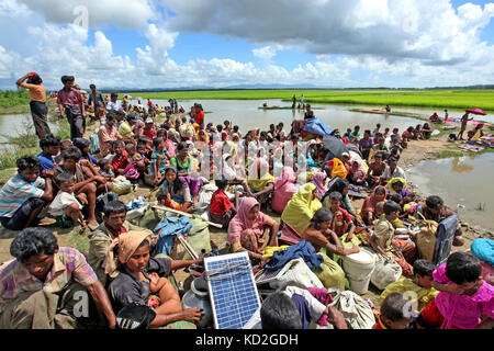 Cox's Bazar (Bangladesh). 9 octobre, 2017. rohingyas en attente à la frontière. Plus de 10 000 réfugiés rohingyas ont pénétré dans palongkhali hors de l'upazila ukhia de Cox's bazar fuyant les persécutions au Myanmar. crédit : sk Hasan Ali/Alamy live news Banque D'Images