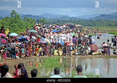 Cox's Bazar (Bangladesh). 9 octobre, 2017. Rohingyas en attente à la frontière. Plus de 10 000 réfugiés Rohingyas ont pénétré dans Palongkhali hors de l'upazila Ukhia de Cox's Bazar fuyant les persécutions au Myanmar. Credit : SK Hasan Ali/Alamy Live News Banque D'Images