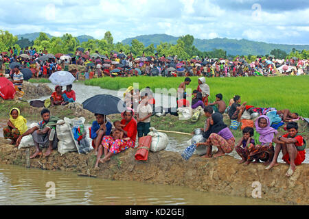 Cox's Bazar (Bangladesh). 9 octobre, 2017. rohingyas en attente à la frontière. Plus de 10 000 réfugiés rohingyas ont pénétré dans palongkhali hors de l'upazila ukhia de Cox's bazar fuyant les persécutions au Myanmar. crédit : sk Hasan Ali/Alamy live news Banque D'Images