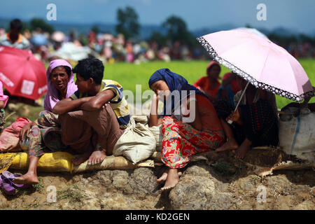 Cox's Bazar (Bangladesh). 9 octobre, 2017. rohingyas en attente à la frontière. Plus de 10 000 réfugiés rohingyas ont pénétré dans palongkhali hors de l'upazila ukhia de Cox's bazar fuyant les persécutions au Myanmar. crédit : sk Hasan Ali/Alamy live news Banque D'Images