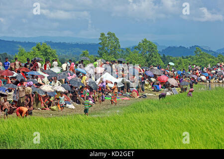 Cox's Bazar (Bangladesh). 9 octobre, 2017. rohingyas en attente à la frontière. Plus de 10 000 réfugiés rohingyas ont pénétré dans palongkhali hors de l'upazila ukhia de Cox's bazar fuyant les persécutions au Myanmar. crédit : sk Hasan Ali/Alamy live news Banque D'Images