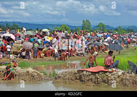 Cox's Bazar (Bangladesh). 9 octobre, 2017. rohingyas en attente à la frontière. Plus de 10 000 réfugiés rohingyas ont pénétré dans palongkhali hors de l'upazila ukhia de Cox's bazar fuyant les persécutions au Myanmar. crédit : sk Hasan Ali/Alamy live news Banque D'Images