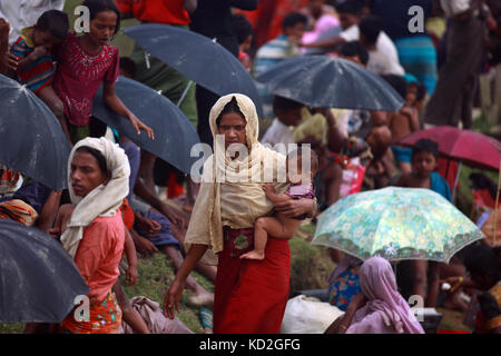 Cox's Bazar (Bangladesh). 9 octobre, 2017. rohingyas en attente à la frontière. Plus de 10 000 réfugiés rohingyas ont pénétré dans palongkhali hors de l'upazila ukhia de Cox's bazar fuyant les persécutions au Myanmar. crédit : sk Hasan Ali/Alamy live news Banque D'Images