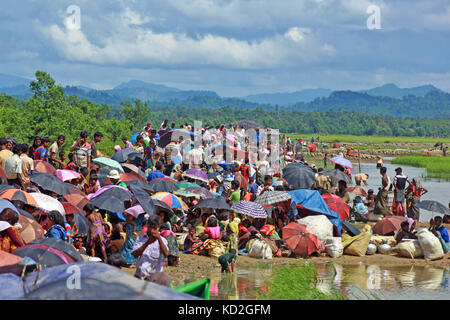 Cox's Bazar (Bangladesh). 9 octobre, 2017. rohingyas en attente à la frontière. Plus de 10 000 réfugiés rohingyas ont pénétré dans palongkhali hors de l'upazila ukhia de Cox's bazar fuyant les persécutions au Myanmar. crédit : sk Hasan Ali/Alamy live news Banque D'Images