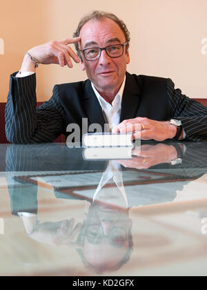 Francfort-sur-le-main, Allemagne. 9 octobre 2017. L'auteur autrichien Robert Menasse photographié autour de la cérémonie de remise du Prix du livre allemand (Deutscher Buchpreis) au Roemer à Francfort-sur-le-main, Allemagne, le 9 octobre 2017. Crédit : Arne Dedert/dpa/Alamy Live News Banque D'Images