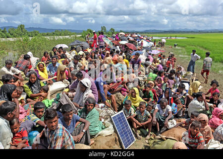 Cox's Bazar (Bangladesh). 9 octobre, 2017. rohingyas en attente à la frontière. Plus de 10 000 réfugiés rohingyas ont pénétré dans palongkhali hors de l'upazila ukhia de Cox's bazar fuyant les persécutions au Myanmar. crédit : sk Hasan Ali/Alamy live news Banque D'Images