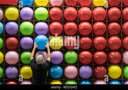 Francfort-sur-le-main, Allemagne. 9 octobre 2017. Des ballons aux couleurs vives sont utilisés pour décorer la stalle d'une maison d'édition à la Foire du livre de Francfort à Francfort-sur-le-main, Allemagne, le 9 octobre 2017. La Foire du livre de Francfort ouvre officiellement ses portes le 10 octobre 2017. Crédit : Boris Roessler/dpa/Alamy Live News Banque D'Images