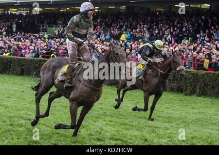 Cheval jockey josef kratochvil avec pas de temps à perdre, gauche, célèbre après l'obtention de la 127e grand steeple-chase de Pardubice à Pardubice, République tchèque, le 8 octobre 2017. huit ans bay horse pas de temps à perdre avec jockey tchèque Jan kratochvil a gagné 127e grand steeple-chase de Pardubice, course urgente de surmonter avec gregaine jockey français felix de Giles, à droite, dans la dernière partie du cours avant la ligne d'arrivée.Le 26-year-old kratochvil a remporté la course pour la première fois, de même que de ne pas perdre de temps. leur coach était légendaire Josef vana senior, 64 ans, qui a remporté la course manuel huit fois comme un jockey. Banque D'Images