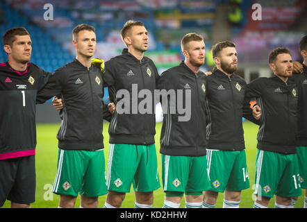 Oslo, Norvège. 08 octobre 2017. Norvège, Oslo - 8 octobre 2017. Les Norhtern Irish players se tiennent côte à côte pendant l'hymne national avant le qualificatif de coupe du monde entre la Norvège et l'Irlande du Nord à Ullevaal Stadion à Oslo. Credit: Gonzales photo/Alamy Live News Banque D'Images