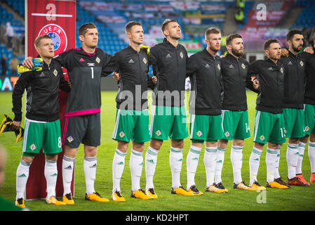 Oslo, Norvège. 08 octobre 2017. Norvège, Oslo - 8 octobre 2017. Les Norhtern Irish players se tiennent côte à côte pendant l'hymne national avant le qualificatif de coupe du monde entre la Norvège et l'Irlande du Nord à Ullevaal Stadion à Oslo. Credit: Gonzales photo/Alamy Live News Banque D'Images