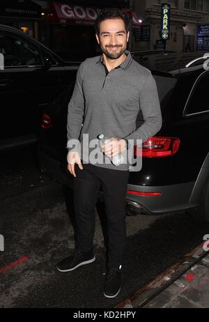 New York, NY, États-Unis. 9 octobre 2017. Alfonso Herrera a repéré quitter « Good Day New York » à New York, New York, le 9 octobre 2017. Crédit: Rainmaker Photo/Media Punch/Alay Live News Banque D'Images