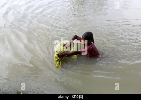 9 octobre 2017 - 09 octobre 2017 Cox's Bazar, Bangladesh - une jeune fille rohingya traversant la frontière du Bangladesh alors qu'elle fuit Buchidong au Myanmar après avoir traversé la rivière Naf au Bangladesh. Selon le Haut Commissariat des Nations Unies pour les réfugiés (HCR), plus de 525 000 réfugiés rohingyas ont fui le Myanmar pour des raisons de violence au cours du dernier mois, la plupart d’entre eux essayant de traverser la frontière pour rejoindre le Bangladesh. Des organisations internationales ont fait état de violations des droits de l'homme et d'exécutions sommaires qui auraient été commises par l'armée du Myanmar. Crédit : K M Asad/ZUMA Wire/Alamy Live News Banque D'Images