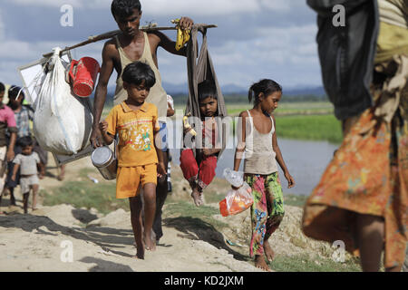 9 octobre 2017 - 09 octobre 2017 Cox's Bazar, Bangladesh - des centaines de Rohingyas traversent la frontière du Bangladesh alors qu'ils fuient Buchidong au Myanmar après avoir traversé la rivière Naf au Bangladesh. Selon le Haut Commissariat des Nations Unies pour les réfugiés (HCR), plus de 525 000 réfugiés rohingyas ont fui le Myanmar pour des raisons de violence au cours du dernier mois, la plupart d’entre eux essayant de traverser la frontière pour rejoindre le Bangladesh. Des organisations internationales ont fait état de violations des droits de l'homme et d'exécutions sommaires qui auraient été commises par l'armée du Myanmar. (Crédit image : © K M Asad via ZUMA Banque D'Images